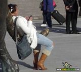 th_sb934-mal-sentada