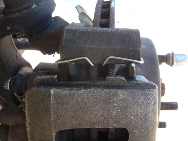 How to install antirattle clips, D30 brakes?